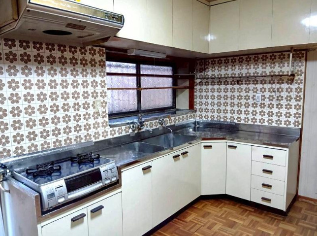 高知市福井町　中古一戸建てのキッチン|収納量の多いL型キッチン。リフォームで理想のキッチンへと生まれ変わります