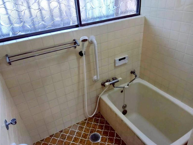 高知市福井町　中古一戸建ての浴室|自然光が入り、湿気がこもりにくく、清潔に保ちやすい空間です