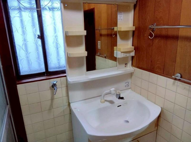 高知市福井町　中古一戸建ての独立洗面台|自然光が入るため、清潔感のある印象です。