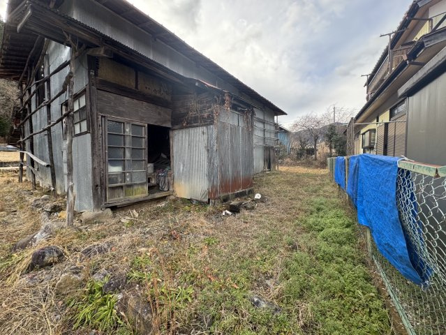秩父市荒川白久の倉庫付き土地の外観