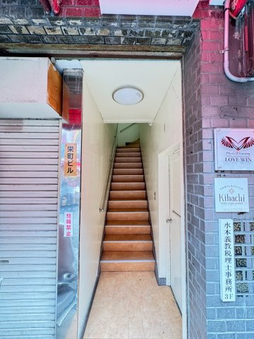 栄町ビルのエントランス