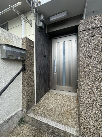 菊水町貸家の玄関
