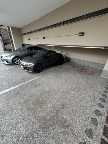 エルジャン芦屋の駐車場
