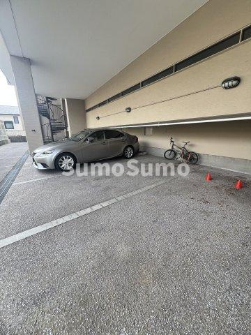 エルジャン芦屋の駐車場