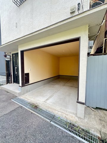 塩屋台貸家の駐車場