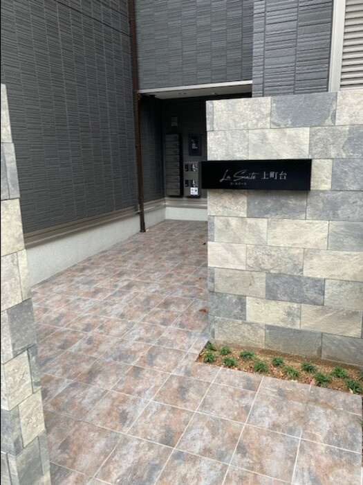 La Suite上町台のエントランス