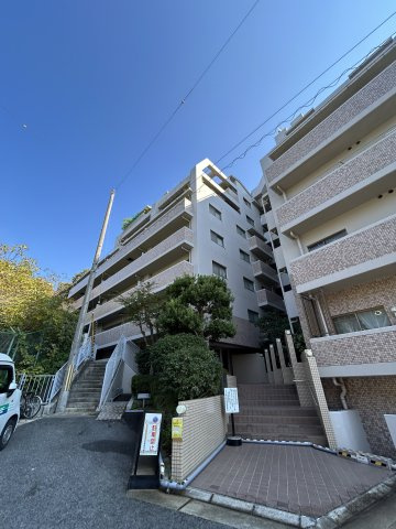 コスモ舞子坂弐番館の外観