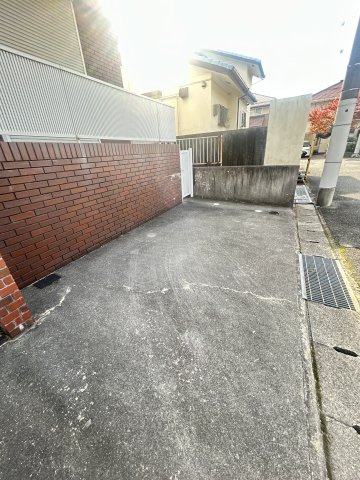 春日台2丁目　貸家の駐車場
