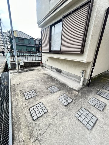 王塚台1丁目　貸家の駐車場