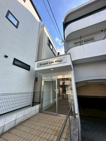 グランドライフ青木のエントランス