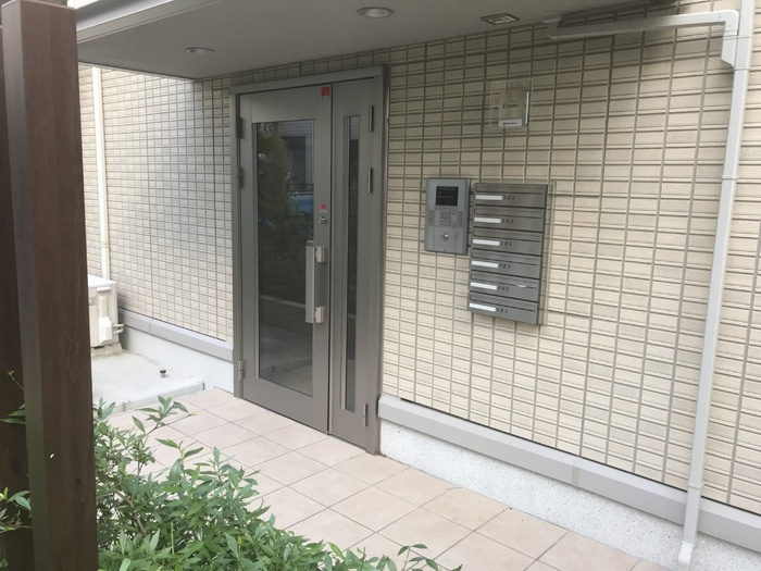 ライトフレーバー千里丘のエントランス