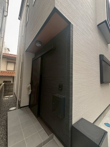 八幡町戸建てのエントランス