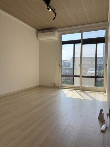 Eurekaの居間・リビング|東南で陽当たりが良く、目の前が駐車場なので視線は気になりません。駐車場をご利用の場合はご自身のお車を