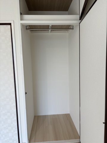 Eurekaの収納|ハンガーパイプの奥には掃除機など縦型のお荷物が収納できます。