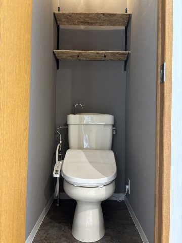 Eurekaのトイレ|稼働棚がありますのでトイレットぺーパーやタオルなどを置けます！