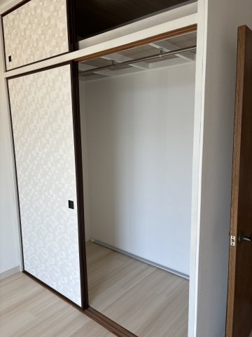 Eurekaの収納|ハンガーパイプになっており、大容量のお荷物が収納できます。