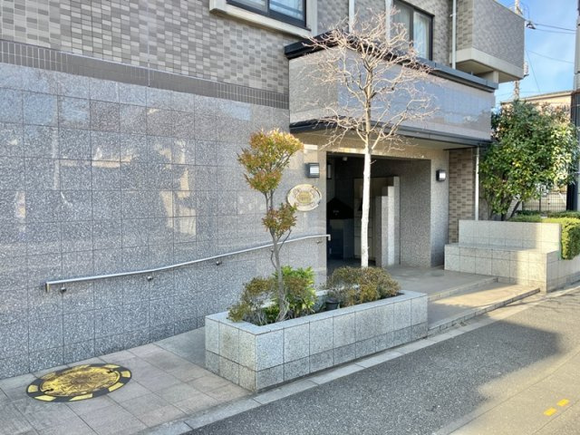 ベルドゥムール草加中央東のエントランス