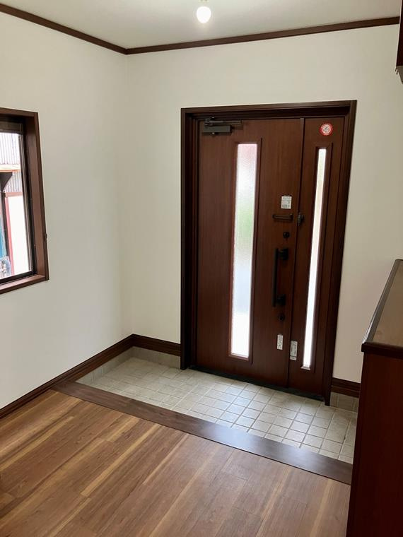 上小町戸建の玄関