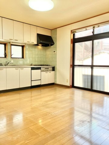 東本郷戸建の居間・リビング