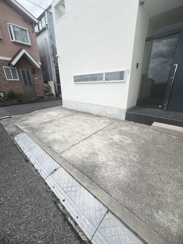 阪急御影駅前貸家の駐車場