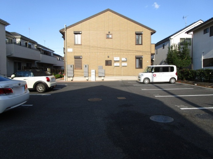 クレールＫの駐車場