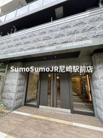 プレサンスOSAKA三国ネオスのエントランス|建物の内部です