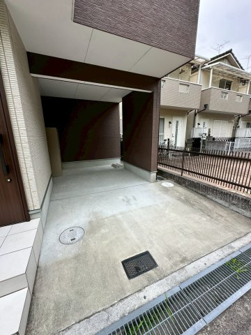 西宮市日野町住宅の駐車場