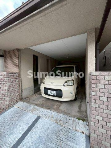 西宮市平松町　戸建の駐車場