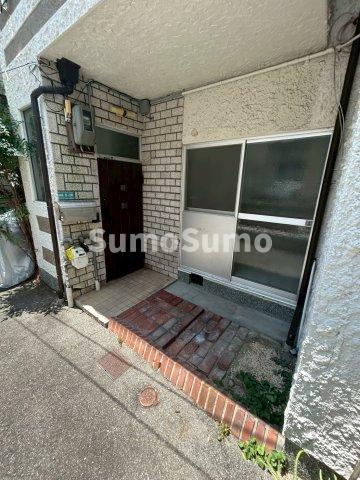 伏原町連棟貸家のエントランス
