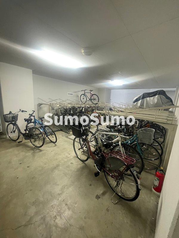 SERENiTE本町エコートの駐車場