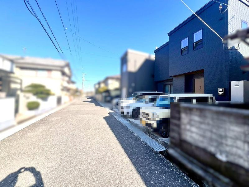 高知市介良　中古戸建ての前面道路含む現地写真