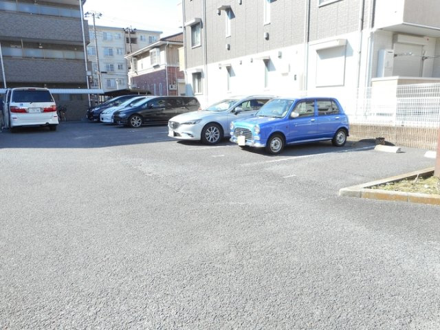 ファミール行徳の駐車場