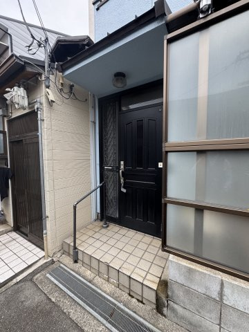 東尻池町貸家のエントランス