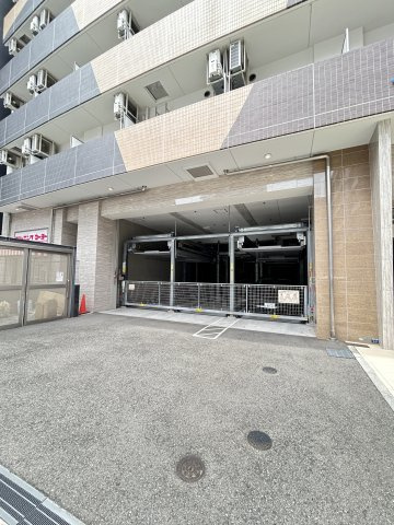 SERENiTE三宮の駐車場