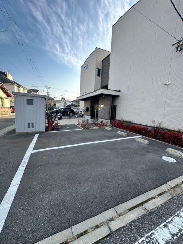 WIND BELL 高司の駐車場