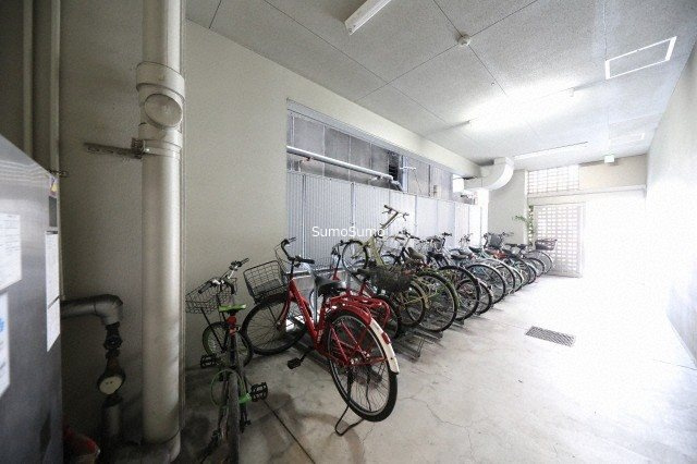 Ｗ．Ｏ．Ｂ　ＨＯＮＭＡＣＨＩ－ＷＥＳＴの駐車場