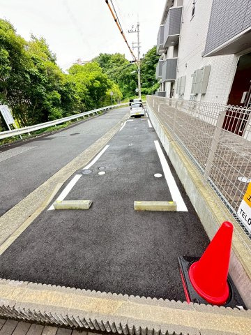YKメゾン舞子台の駐車場
