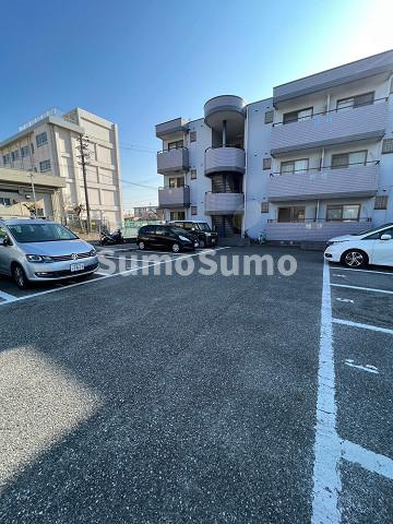 VILLA93の駐車場|駐車場があるので、車を買う予定の方も安心です