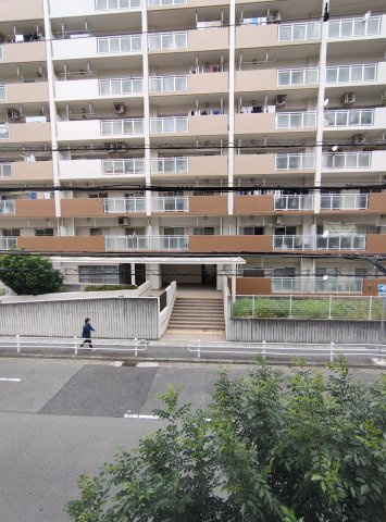 AOI FLATSの駐車場