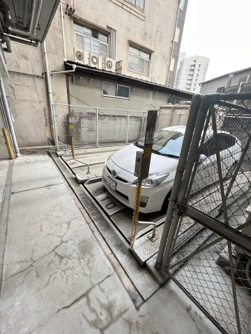 ADORERの駐車場
