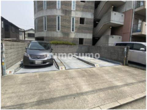Y'sコート蘭びっくの駐車場