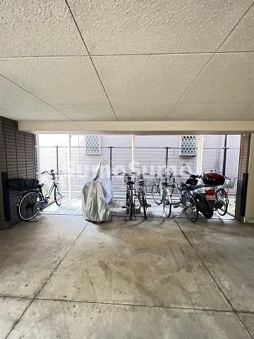 アルディ武庫之荘の駐車場