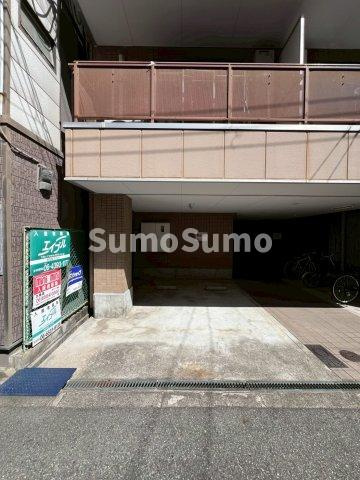 アミューズ千代崎の駐車場