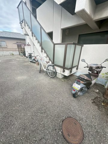 アルペンローズ東多聞の駐車場