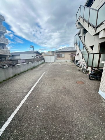 アルペンローズ東多聞の駐車場