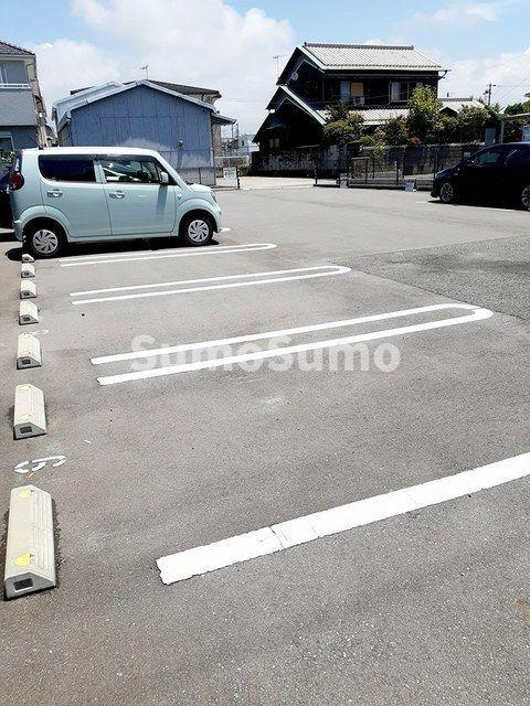 イーストブルー八番館の駐車場|駐車場に車を止められます