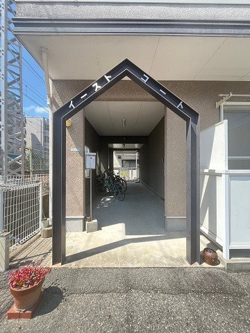 イーストコートの外観
