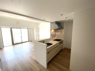 【居間・リビング】 | ル・マージュ新町 | カウンターキッチン！お料理しながら広いリビングを見渡せます！