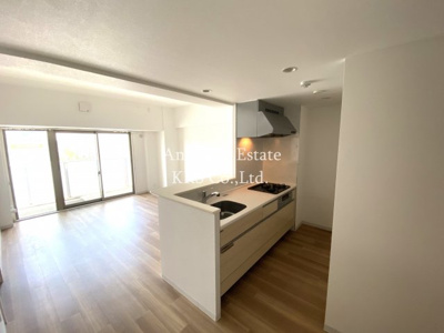 【居間・リビング】 | ル・マージュ新町 | カウンターキッチン！お料理しながら広いリビングを見渡せます！