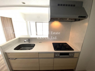 【キッチン】 | ル・マージュ新町 | 3口ガスコンロ♪グリル付！収納力も豊富！